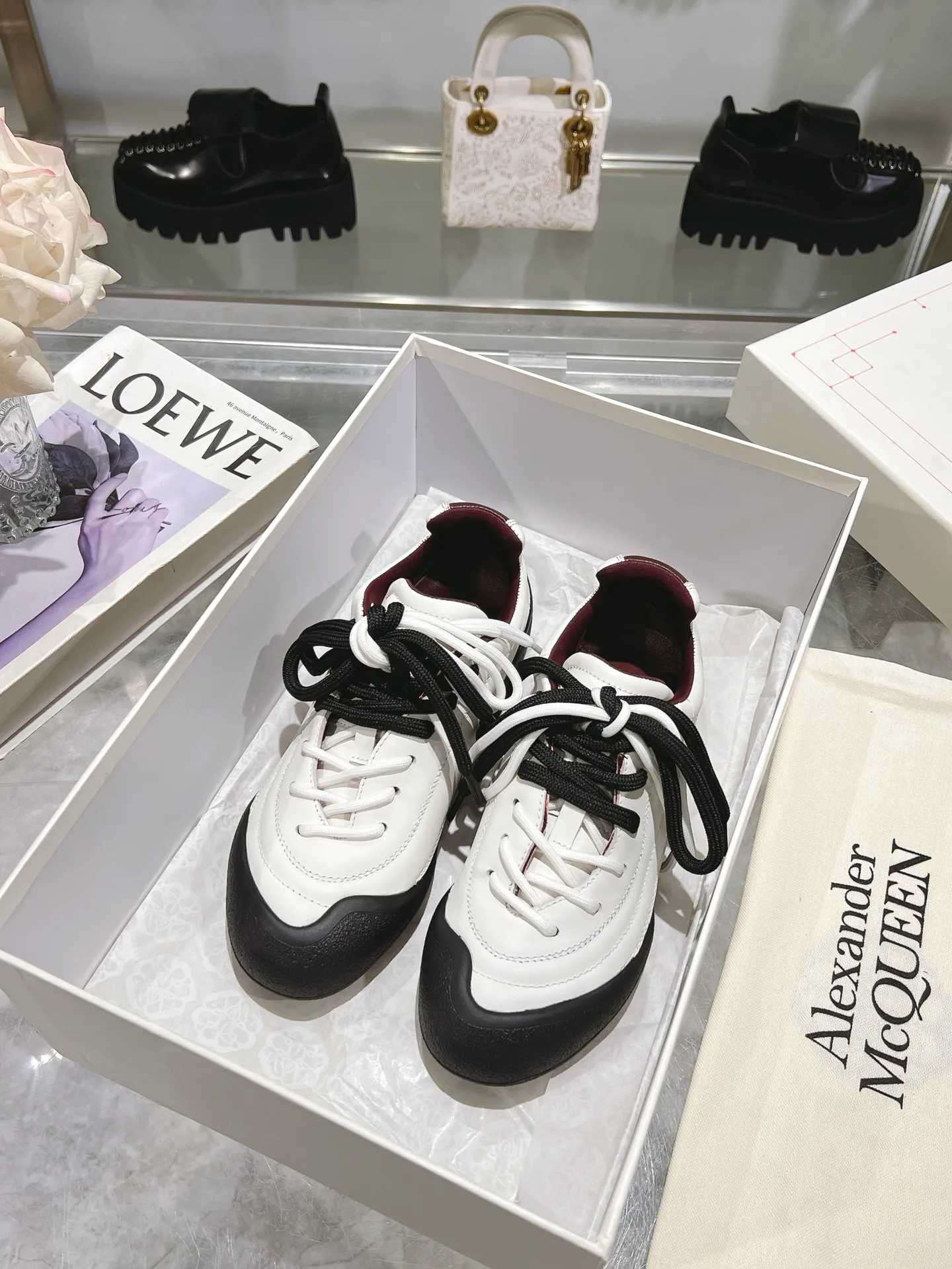 p580💰Couple model 𝐀𝐥𝐞𝐱𝐚𝐧𝐝𝐞𝐫 𝐌𝐜𝐐𝐮𝐞𝐞𝐧#/Alexander McQueen’s latest Flexion series, retro, casual, sneakers, original purchase, development, production, this Flexion Off Low-top sneakers in white grained leather with varying sized laces and an anatomically inspired lightweight segmented sole. The reverse skull pattern is embossed on the heel. Fabric: Original customized imported first-layer cowhide. Lining: Customized imported breathable mesh lining. Sole: Original open-molded non-slip TPU material. Bottom thickness: 2CM. Size: #Female size 35-40 (40 customized, non-refundable) #Men’s code 39-45 (45 customized, non-refundable)